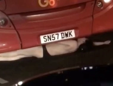 Βίντεο: Ημίγυμνη γυναίκα κρέμεται στο πίσω μέρος ενός λεωφορείου!